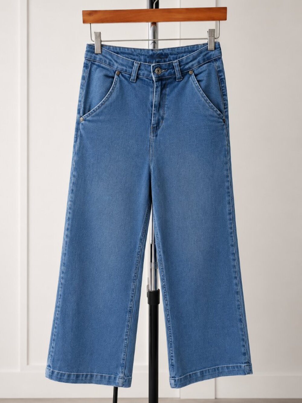 Chemistry Light Wash Wide Leg Cropped Jeans Size 28 Fits 27